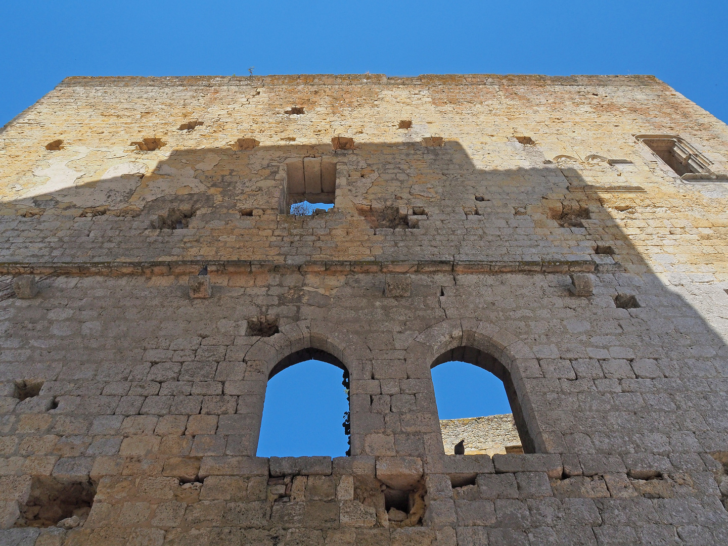 Mur en ruine du Château de Larressingle