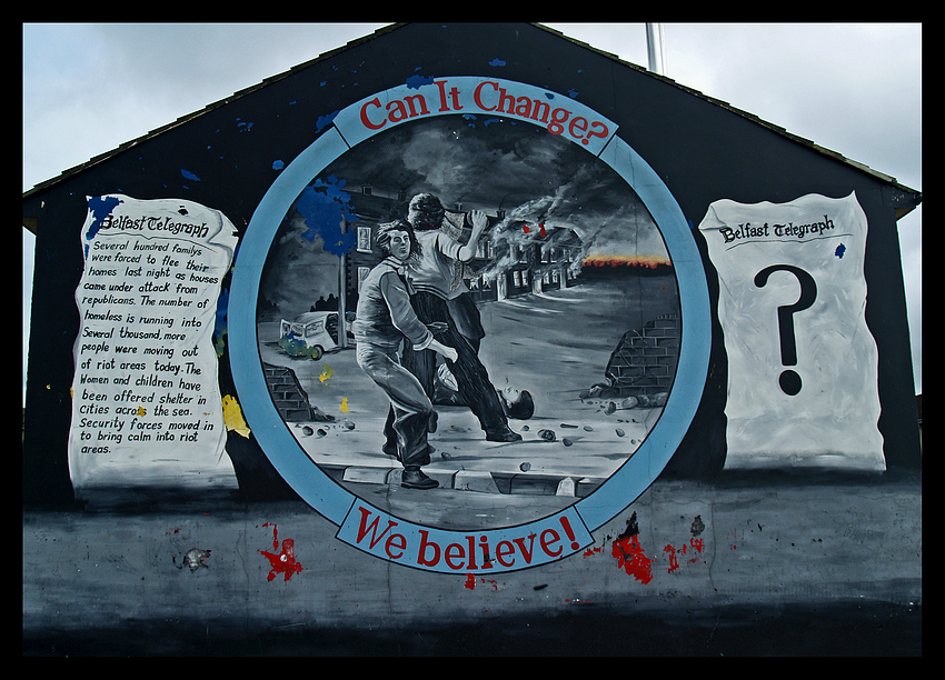 Mural an einem Hausgiebel im Protestantenviertel Shankill in Belfast