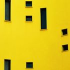 muro giallo con piccole finestre