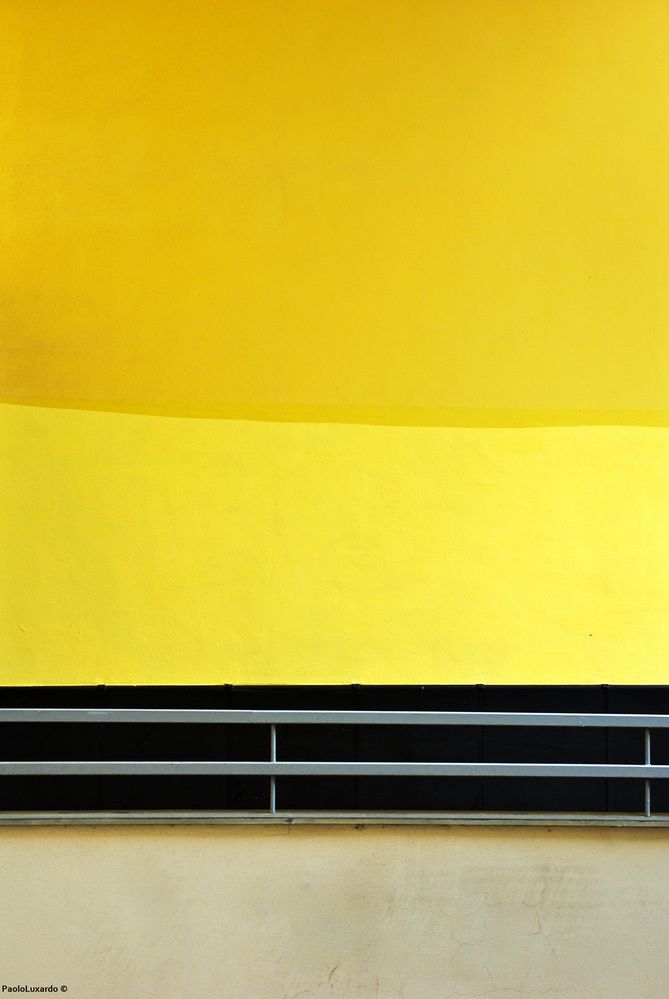 muro giallo e ringhiera