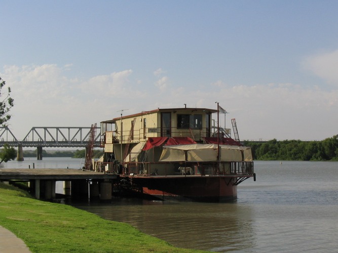 Murray paddle boat and bridges