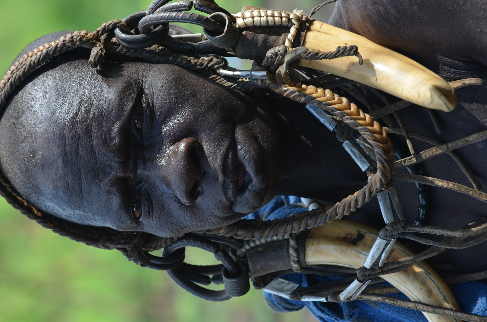 Mursi-Mann mit Eberzähnen als Schmuck (Omotal/Süd-Äthiopien)n)