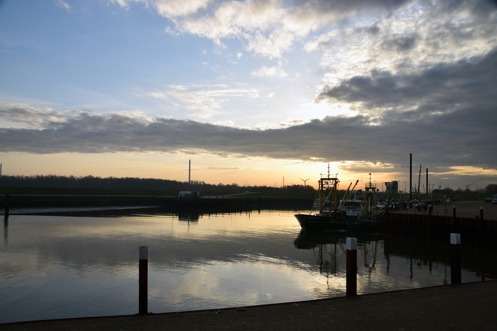 Muschelfischer im Hafen