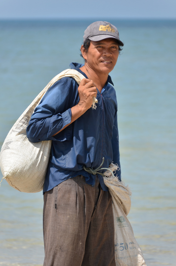 Muschelsammler vom Bang Sak Beach, Phang Nga, Thailand, Januar 2013