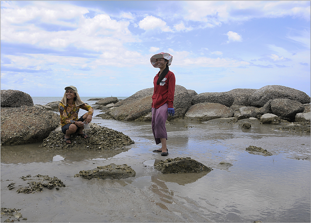 Muschelsammlerinnen am Strand von Hua Hin