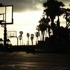 Muscle Beach bei Dämmerung, Basketball, USA