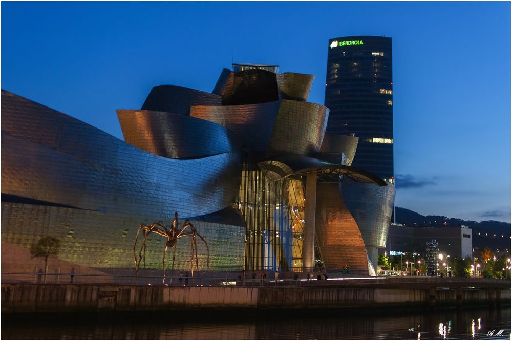 Musée de Guggenheim en nocturne