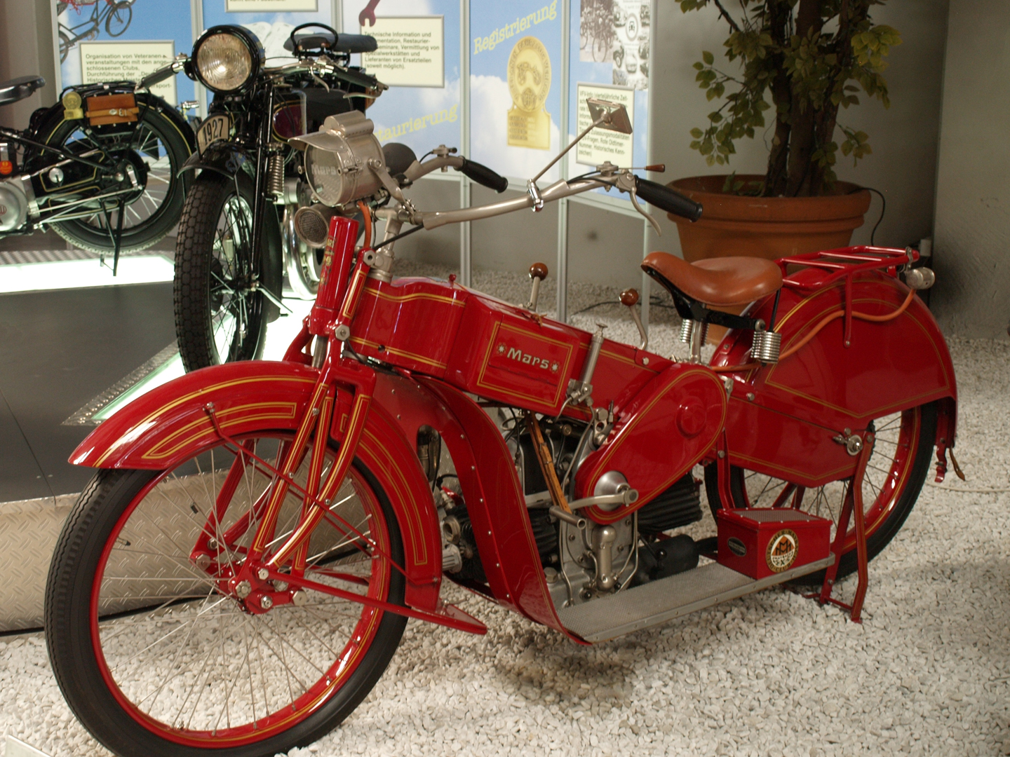 Musée de l’automobile et technologique à Sinsheim, la légendaire « Mars blanche » en rouge (956 cm3)