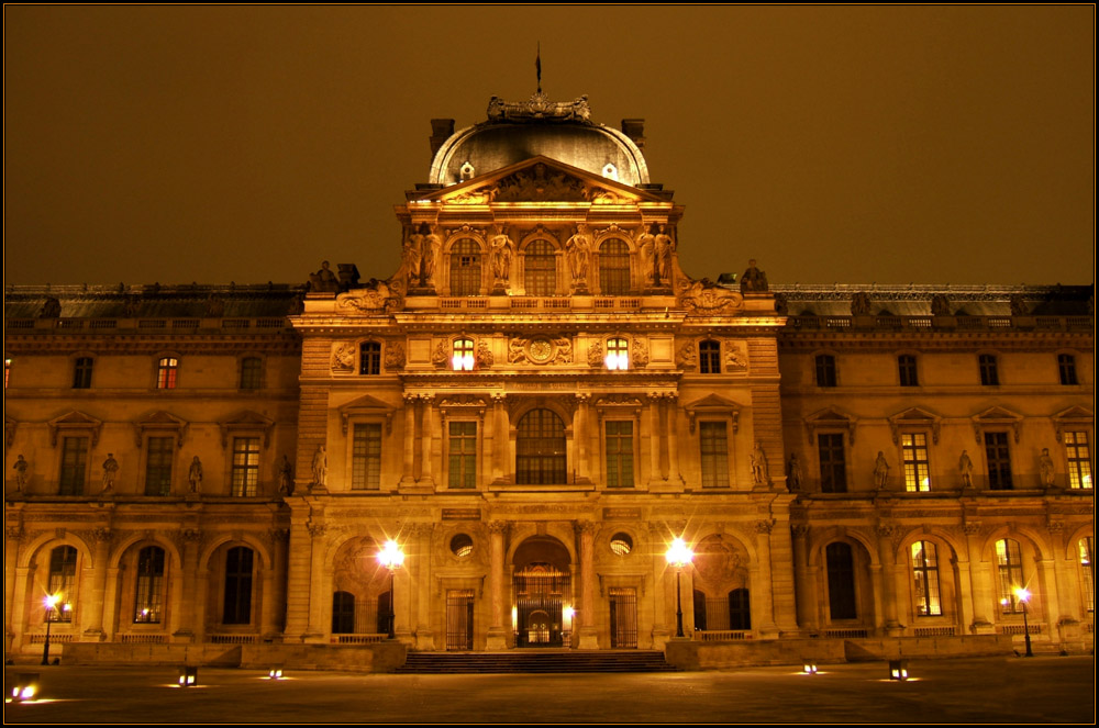 Musée du Louvre bei Nacht