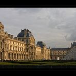 Musee du Louvre im Licht