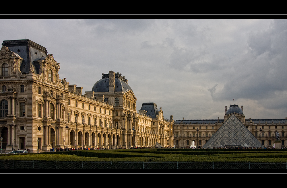 Musee du Louvre im Licht