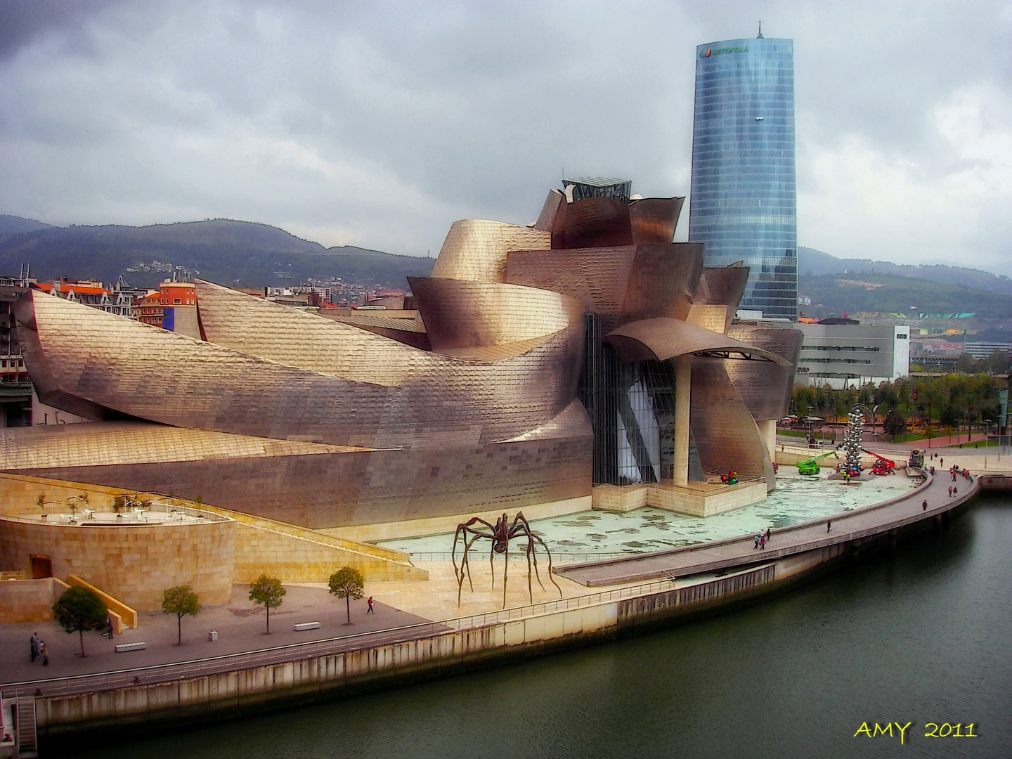 MUSEO GUGGENHEIM  BILBAO.........."EL GRAN ARBOL Y EL OJO".