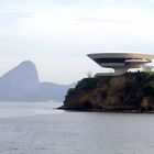 Museu de Arte Contemporânea, em Niterói. Ao fundo o Pão de Açúcar, no Rio de Janeiro.