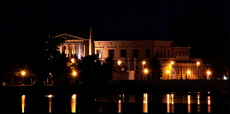 Museum bei Nacht