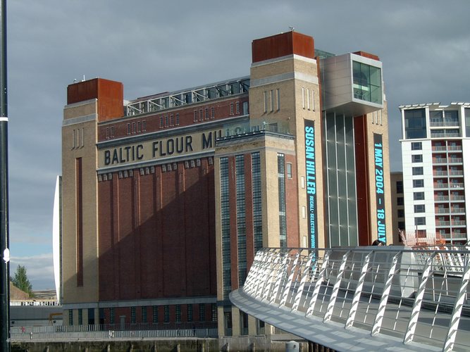 Museum in Gateshead/Newcastle mit Millenium Bridge