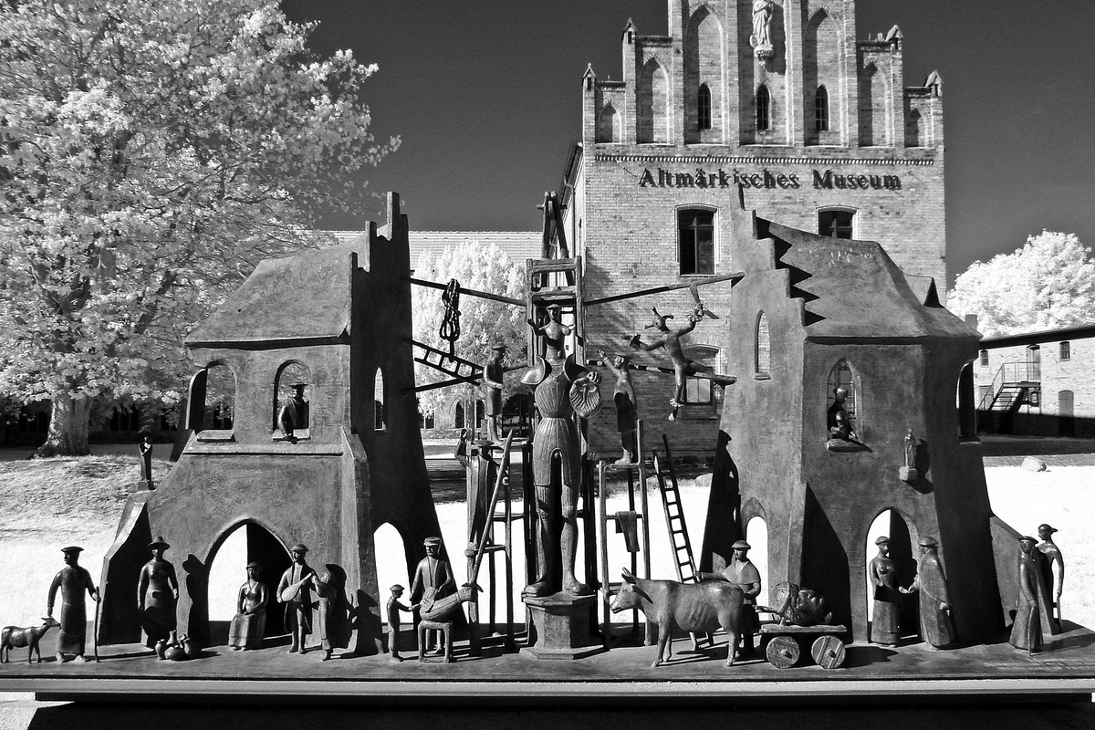 Museum in Stendal mit Kunst im Vordergrund