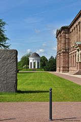 Museum Neue Galerie mit Blick zum Pavillon