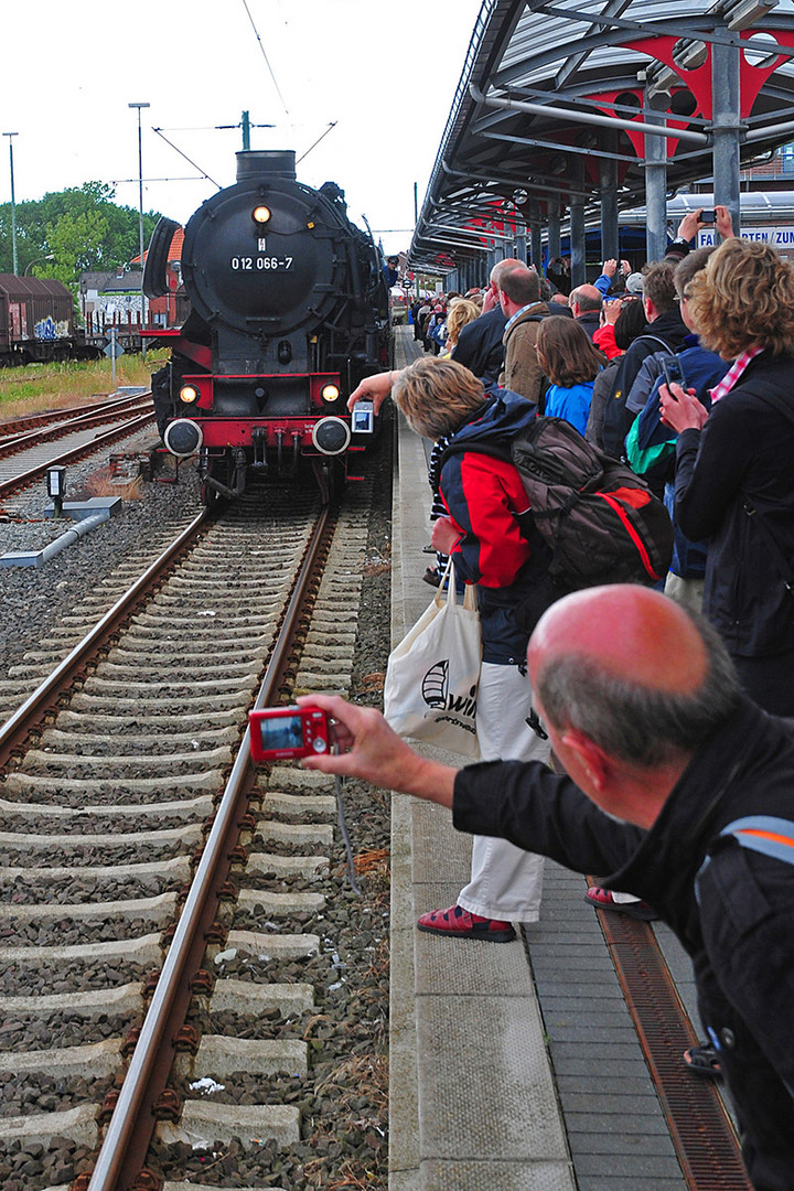 Museumsdampfzug läuft in Emden Außenhafen ein