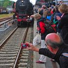 Museumsdampfzug läuft in Emden Außenhafen ein