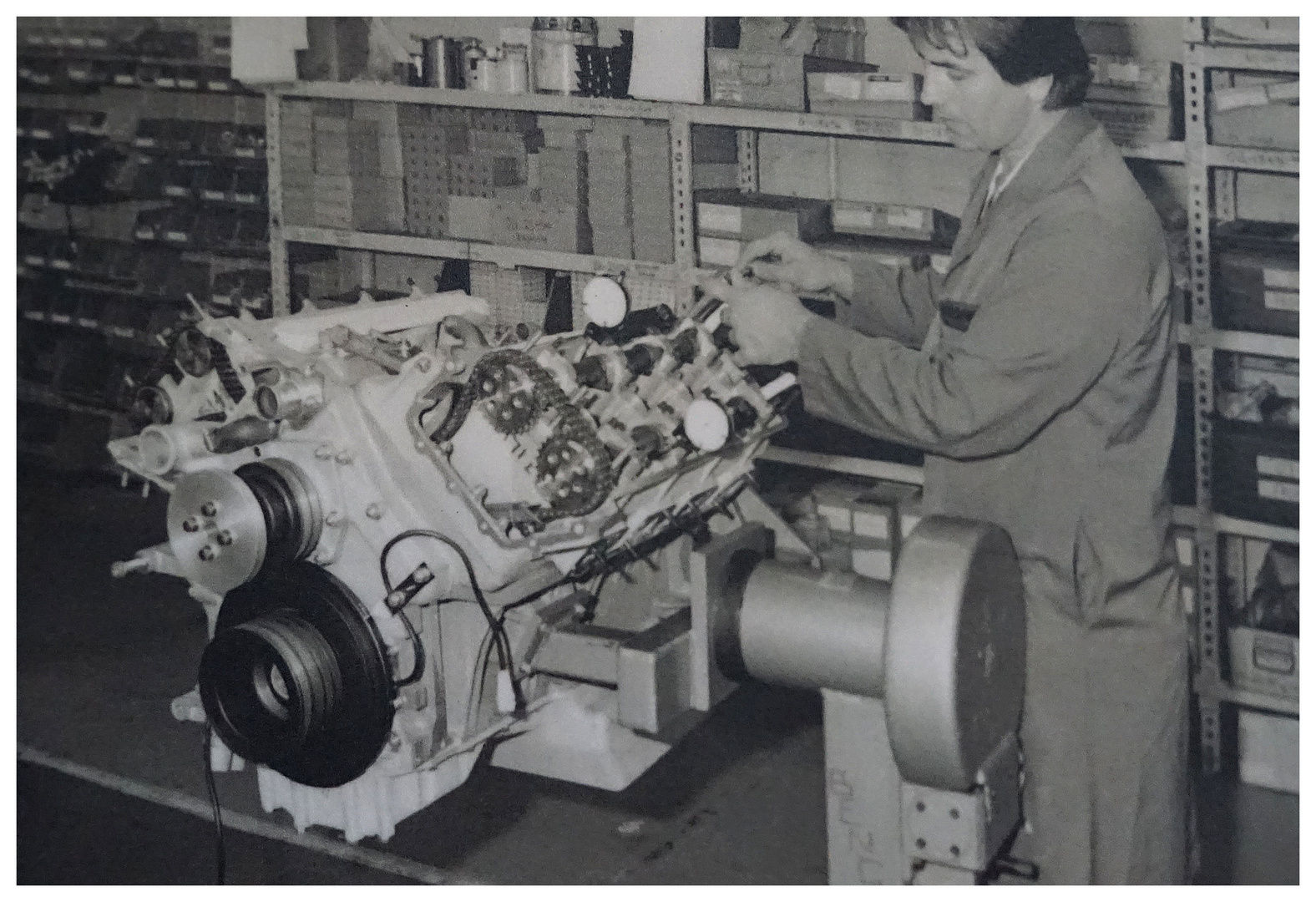 Museumsfoto: Arbeit am Motor