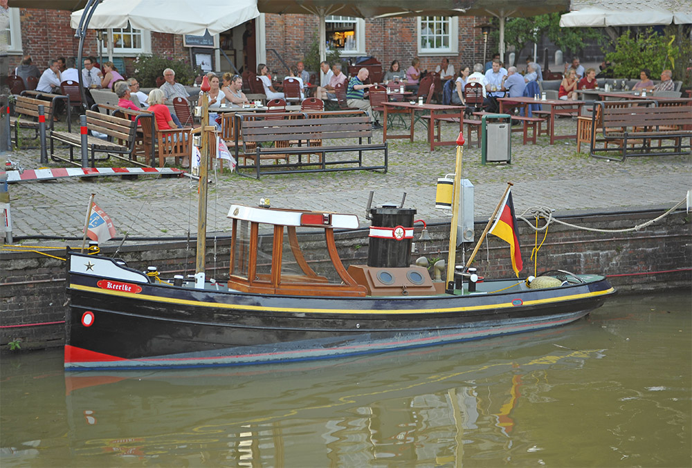 Museumshafen Leer: ein sehr kleiner Schlepper ... oder etwa ein Modell 1:3 ?