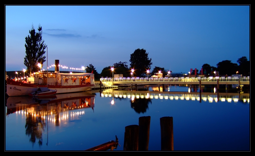 Museumshafen mit Partyschiff und Fußgängerbrücke