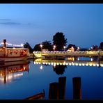 Museumshafen mit Partyschiff und Fußgängerbrücke