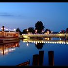 Museumshafen mit Partyschiff und Fußgängerbrücke