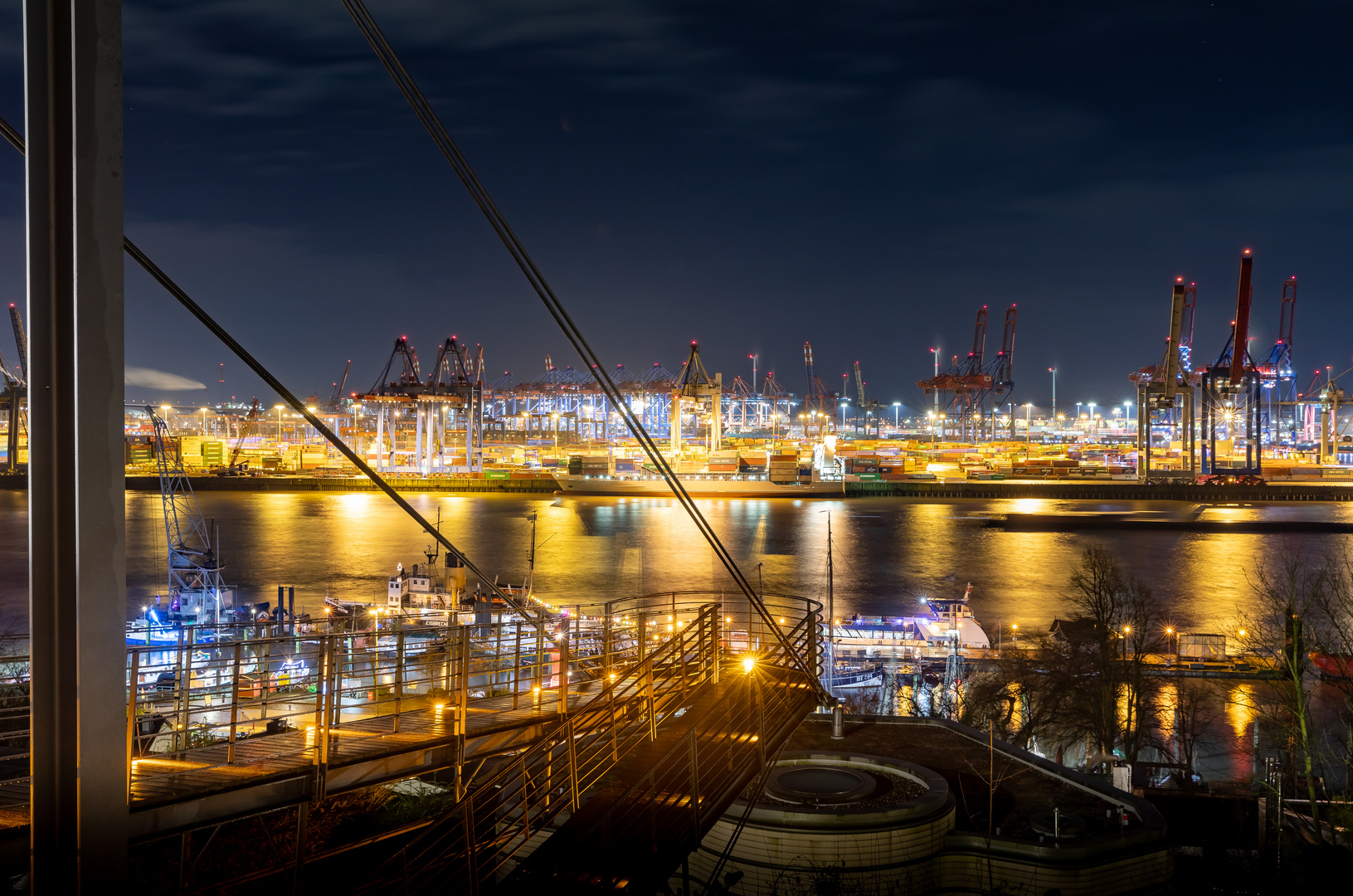 Museumshafen und Containerterminal im Hamburger Hafen