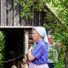 museumsmitarbeiterin in tracht