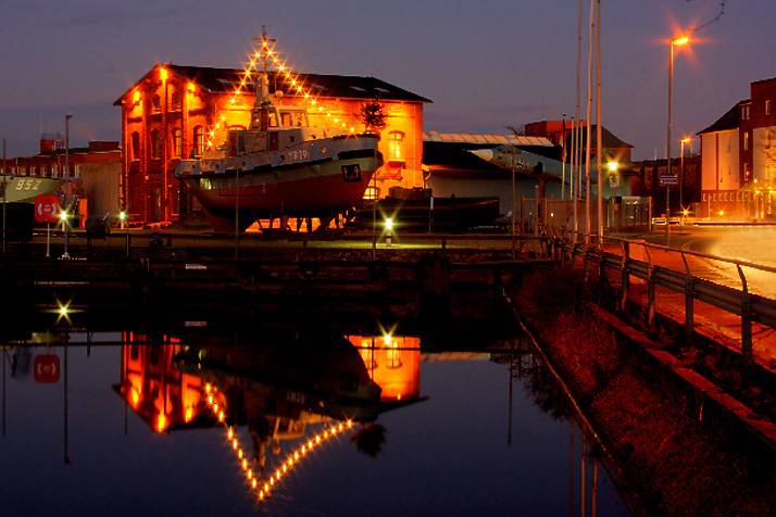 Museumsschiff bei Nacht