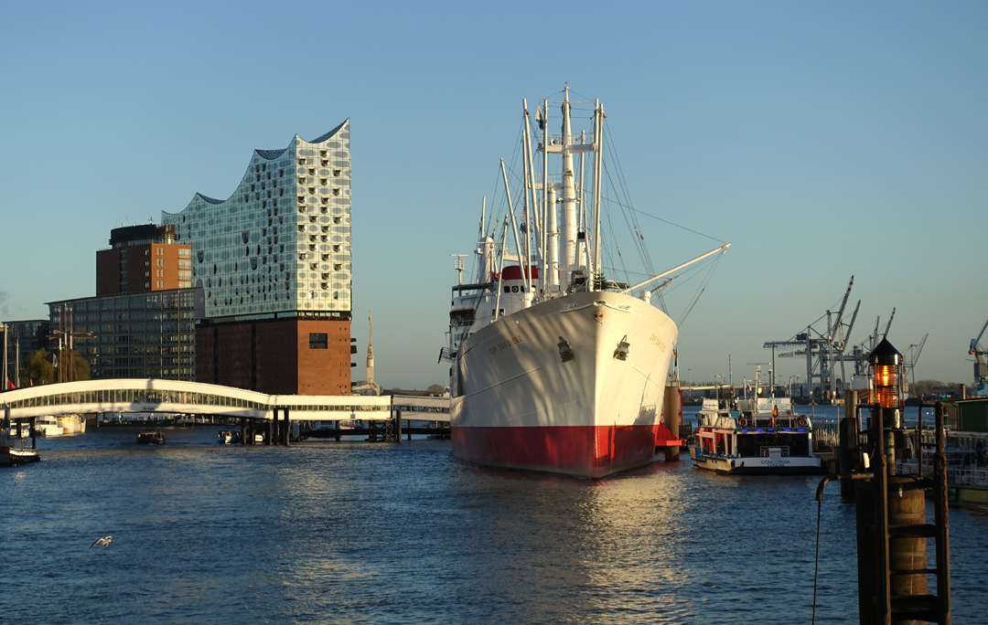 Museumsschiff Cap San Diego mit "Elphi".