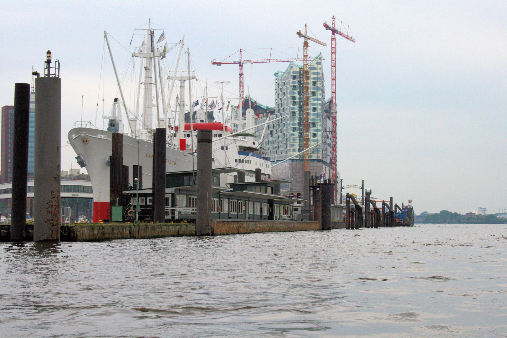 Museumsschiff und Elbphilharmonie