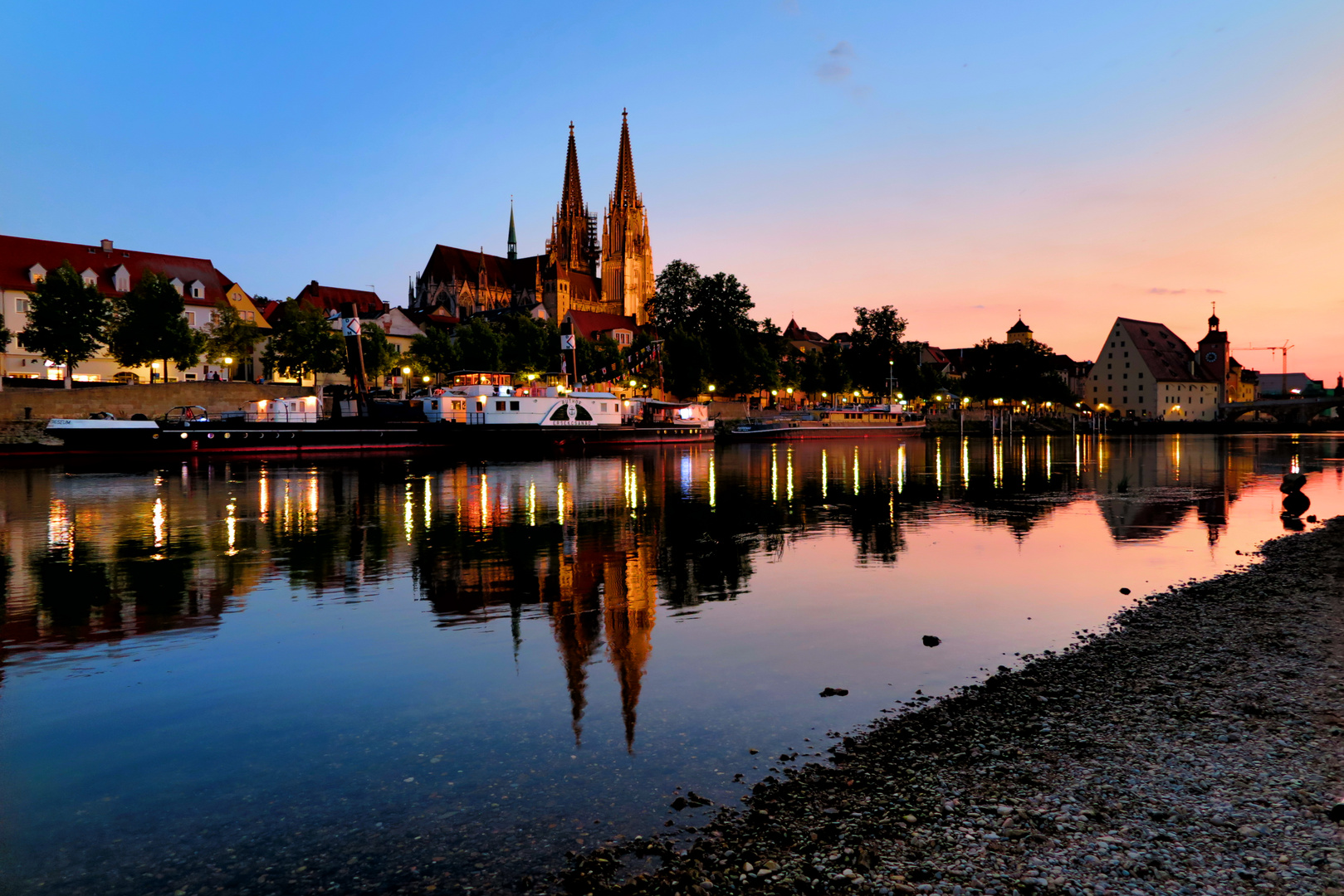 Museumsschiffe vor Regensburg zur blauen Stunde