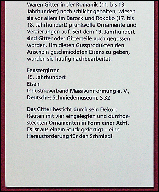 Museumsschild zu Fenstergitter