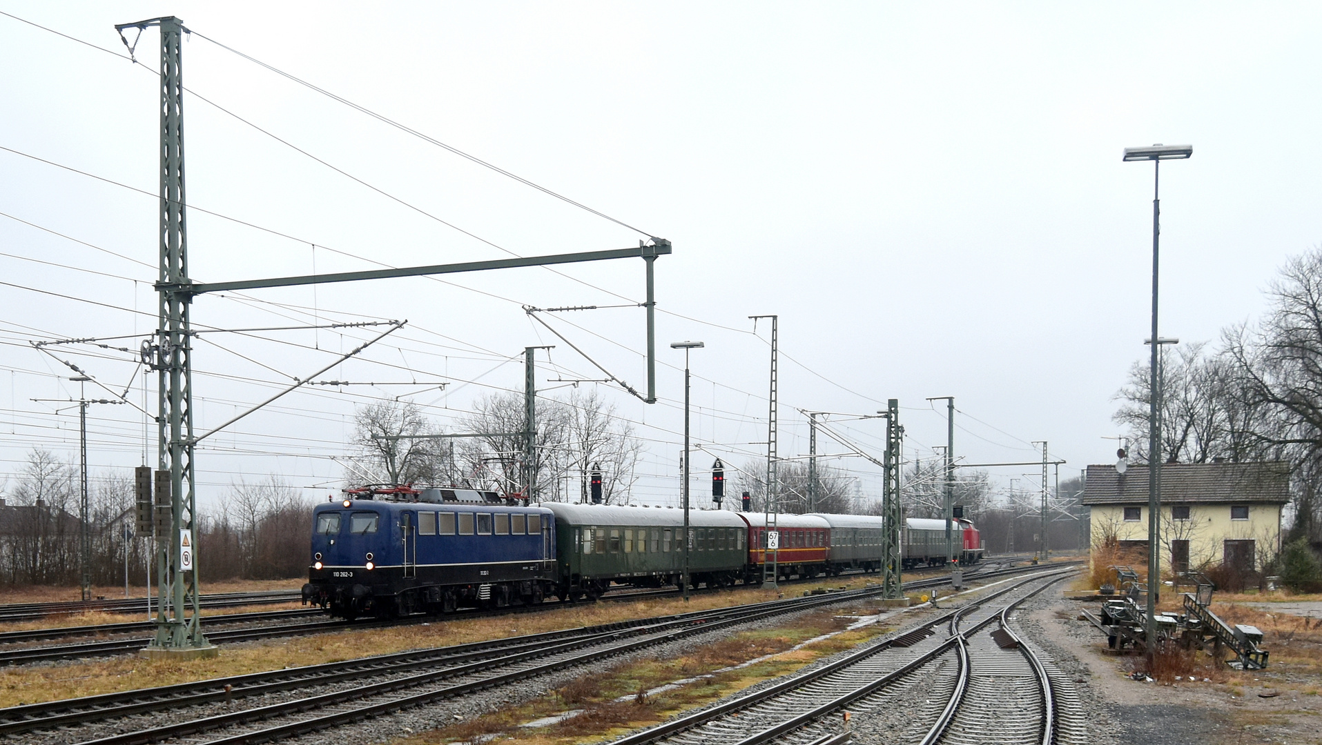 Museumszug bei der Einfahrt in Bf Buchloe auf der Allgäubahn 17.2.2024