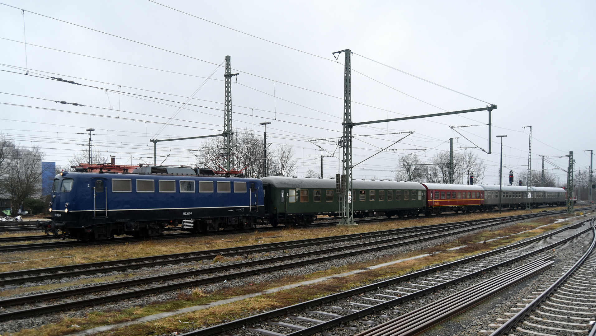 Museumszug bei der Einfahrt in Bf Buchloe auf der Allgäubahn 17.2.2024