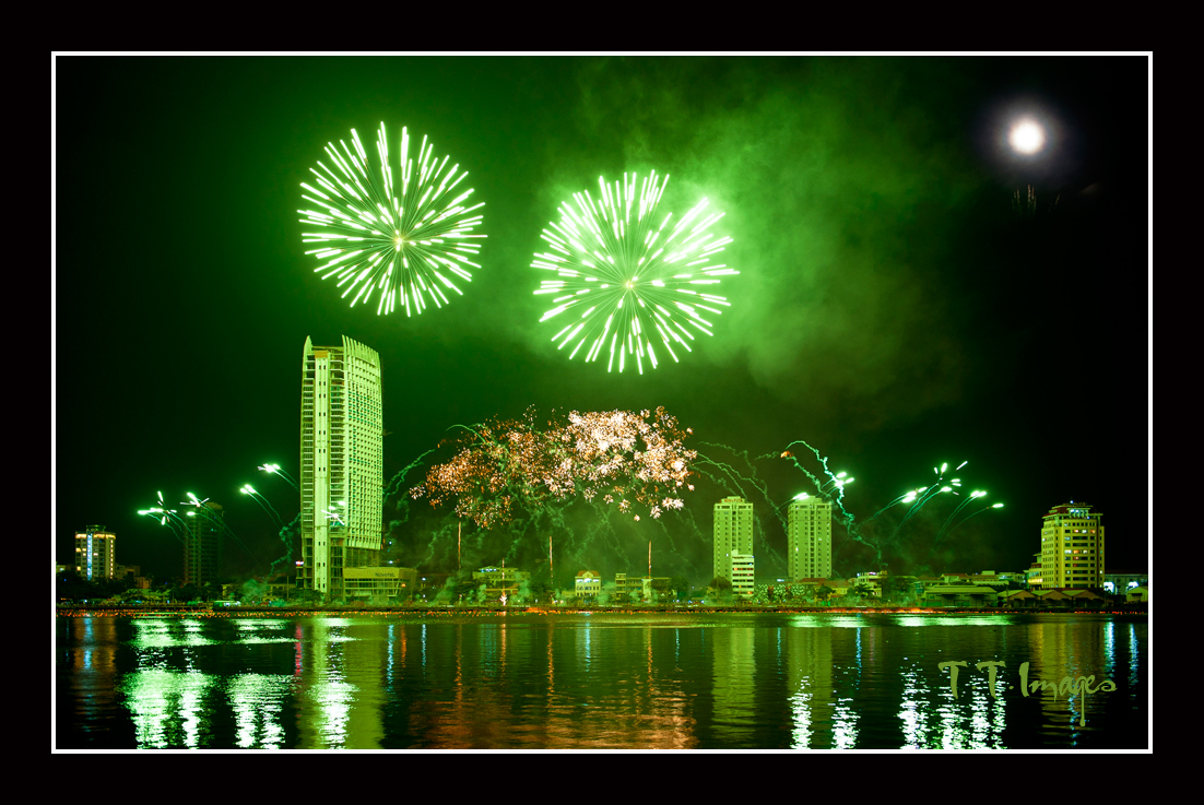 Music-Feuerwerk in Danang Vietnam 2012