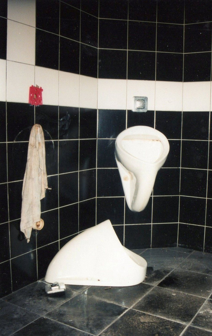 Music Hall Frankfurt das Ende 1994 Herrntoilette - der Bart ist ab