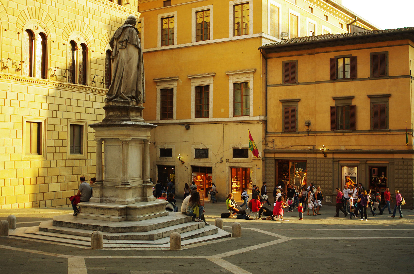 ...musici in Piazza Salimbeni...