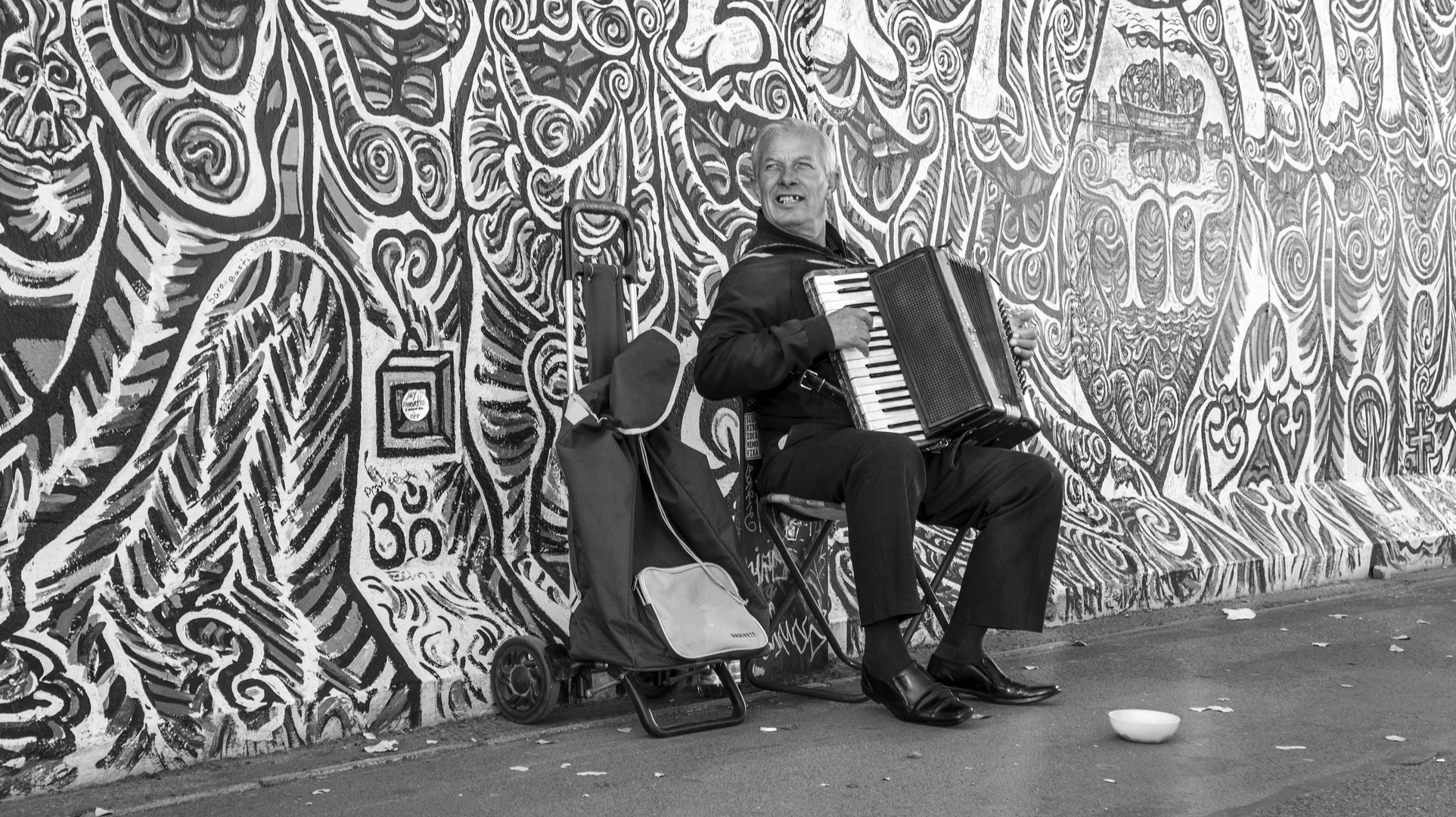 Musician at the Berlin Wall