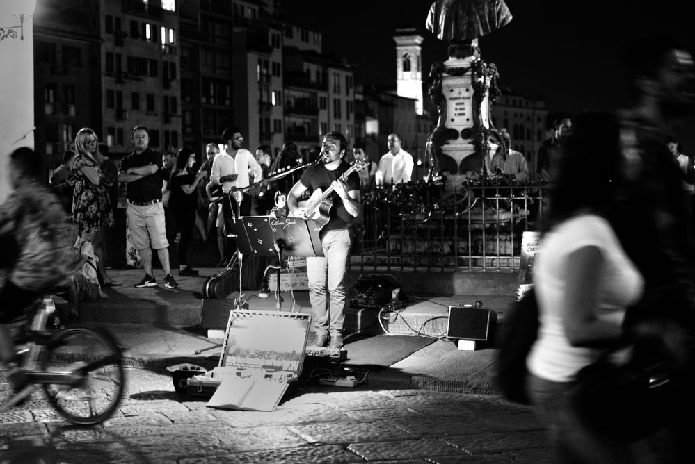 Músico sobre Ponte Vecchio (Bouna notte)