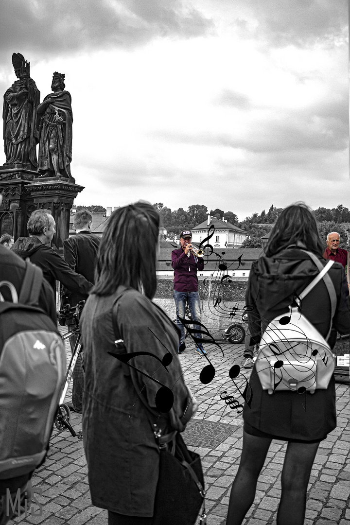 Músicos en el Puente Carlos