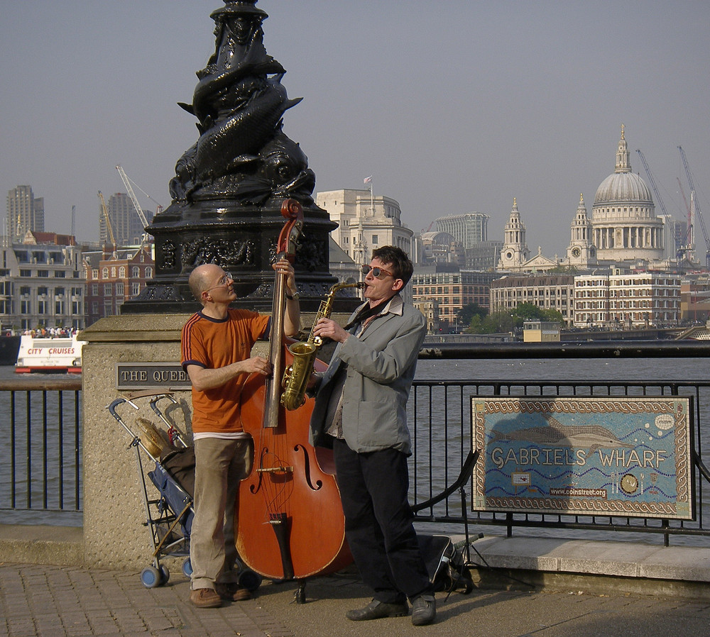 Músicos en un puente de Londres