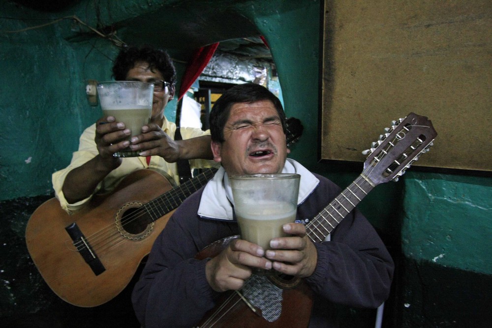 Musicos tomando "Chicha" de maíz.