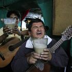 Musicos tomando "Chicha" de maíz.