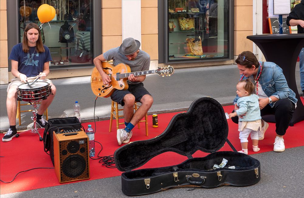 musik-darbietung mit zuhörern...