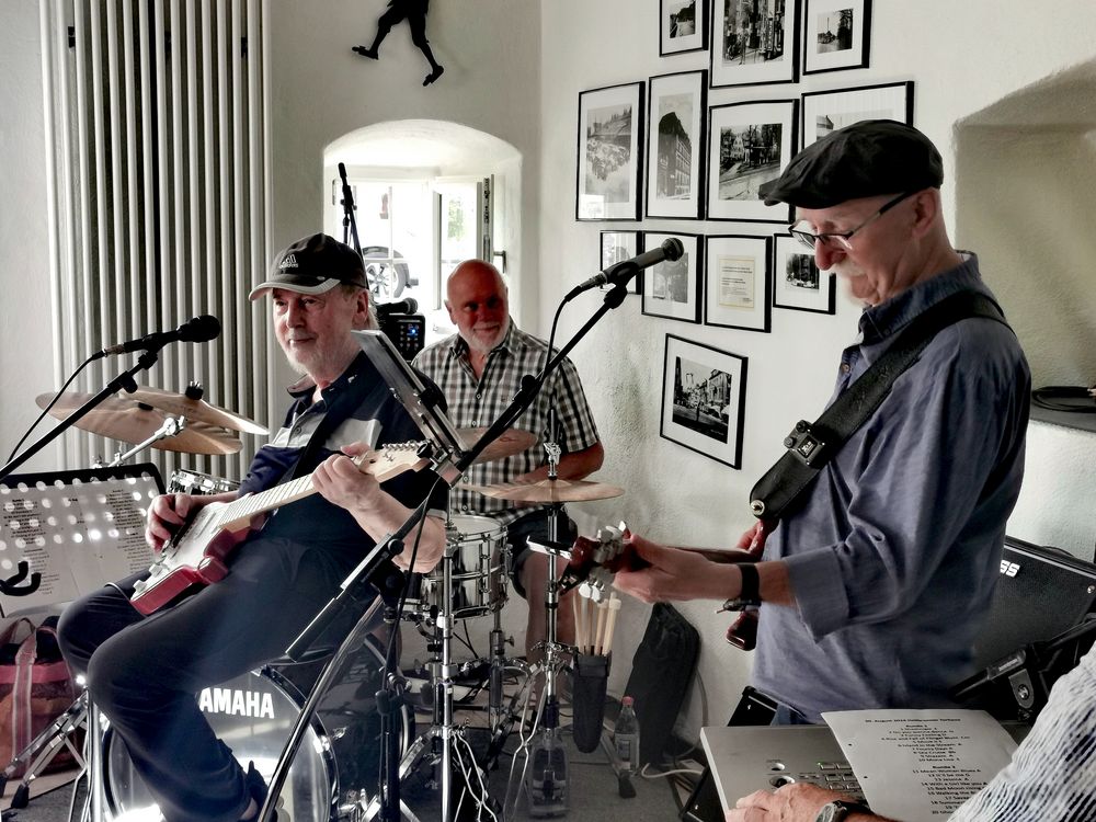 Musik Gruppe LIVE spielt Shadows p30-24-236-col *Fotos + Text