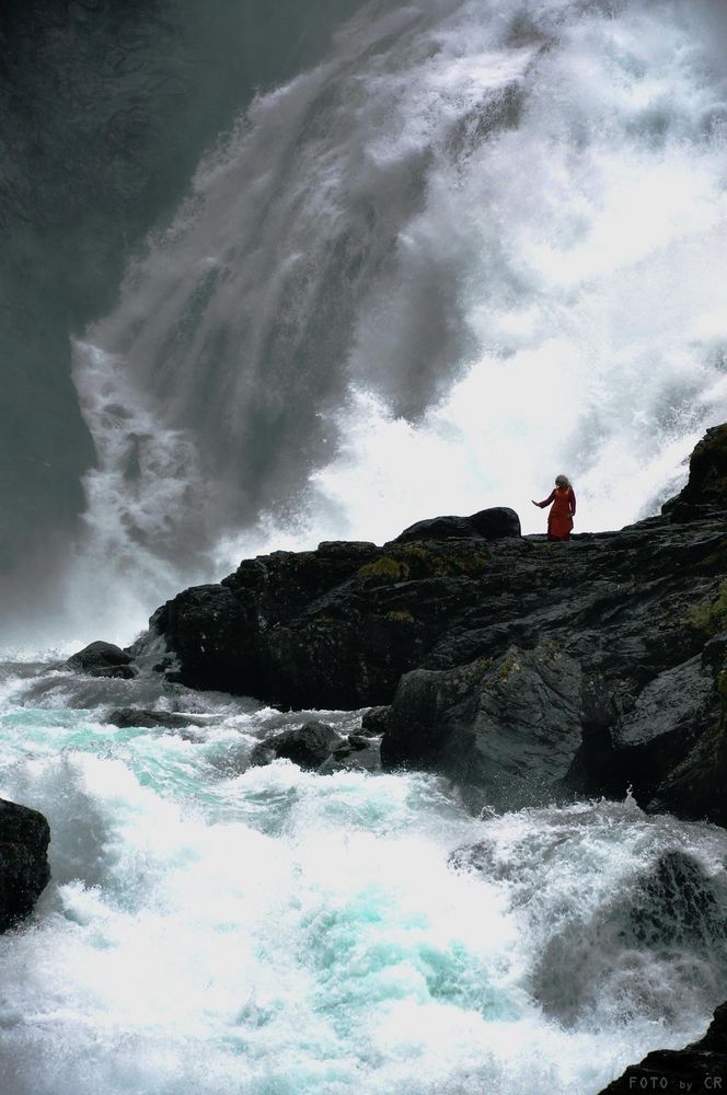 Musik und Tanz am Wasserfall