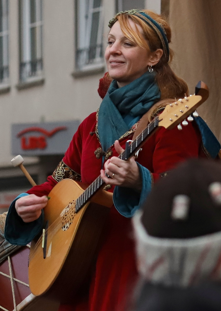 Musikantin auf dem Weihnachtsmarkt (2018_12_08_EOS 6D Mark II_9405a_ji)